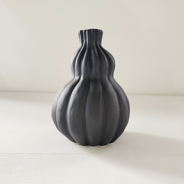 Ceramic Poppy Pot Budvase - Medium - Matte Black 